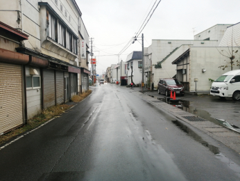 �O�ʓ��H�܂ތ��n�ʐ^�@�����̓��H�͓~�G���Ⴀ��܂��B