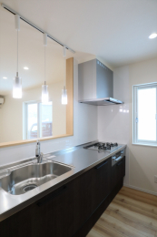 �L�b�`���@���������A�H���̎��Ԃ��B�y���_���g�Ɩ����L�b�`����S�n�悭�Ƃ炵�܂��B