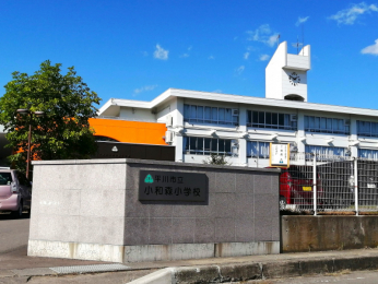 ���ӊ��@���a�X���w�Z�܂Ŗ�900m�B