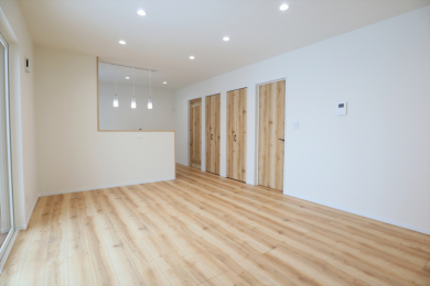 ���r���O�@LDK16���B���[�v���y�[���̏����A���r���O�S�̂𖾂邭�₳������ۂɎd�グ�Ă��܂��B