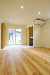 ���r���O�@���[�v���y�[���F�őS�̓I�ɖ��邢���͋C�ł��B